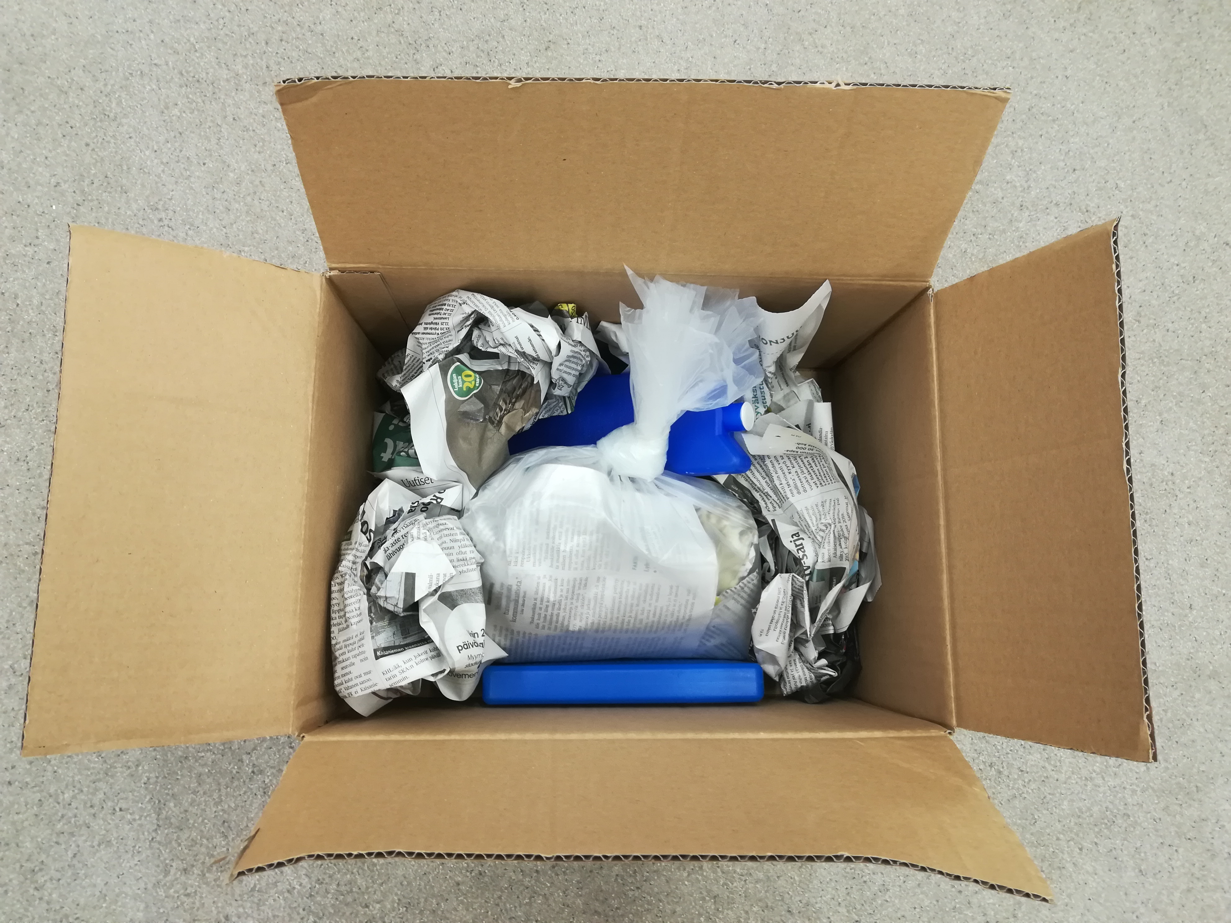 Packa slutligen provpåsen i en låda med tidningspapper och lägg med kylklampar. Skicka med remissen i en försluten plastpåse.